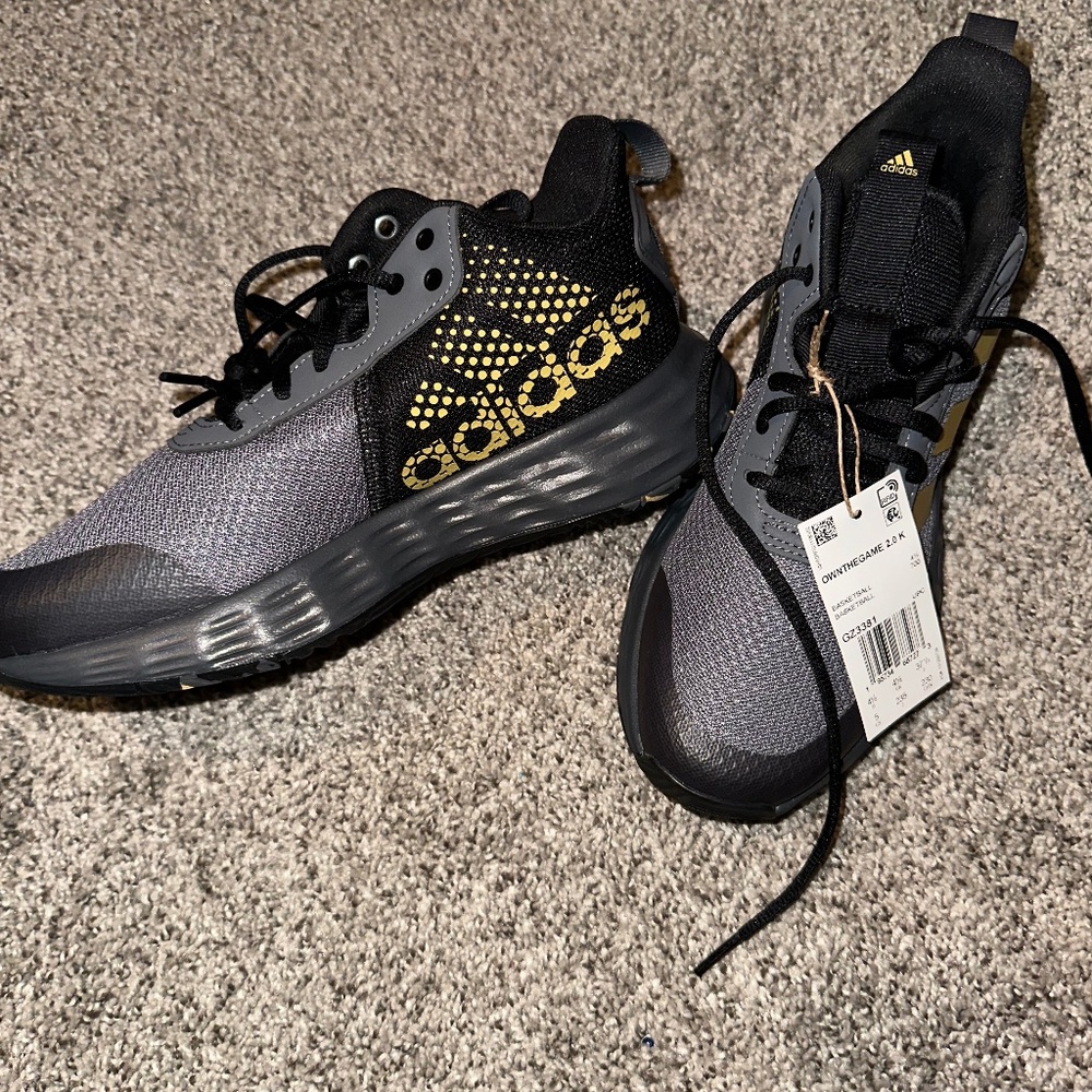 New w/tags Adidas youth 5